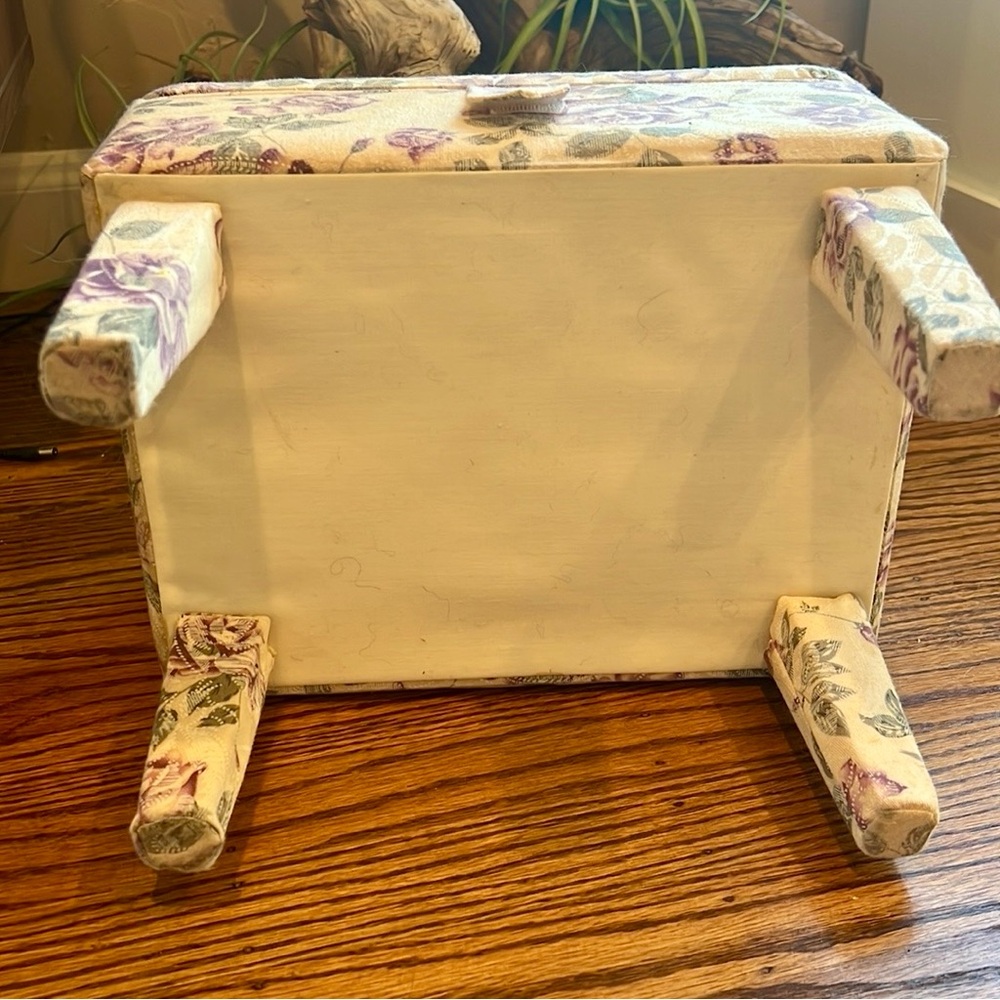 🆕 Vintage Large Floral Cream & Purple Fabric Legged Sewing Box - Picture 2 of 5